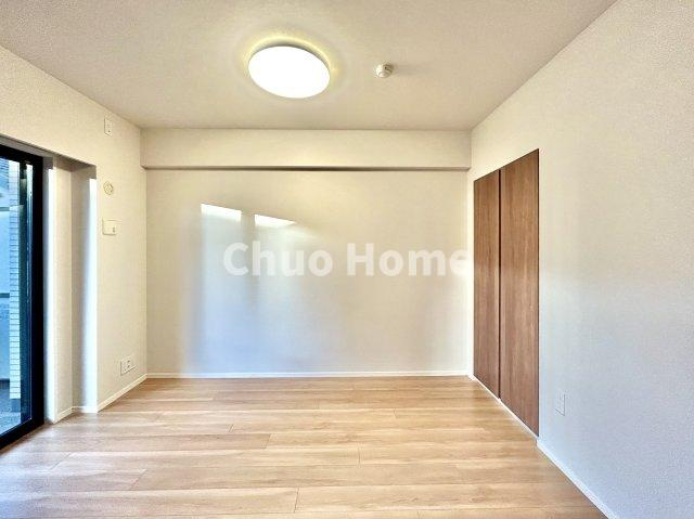 アーリアシティ一之江の寝室|【寝室】心と体をゆったりと安らげる主寝室。寝室のゆとりが大きい分だけ、暮らしの安らぎは深まります。一日の疲れを癒すだけでなく、ご夫婦の親密な語らいを紡ぎ出します