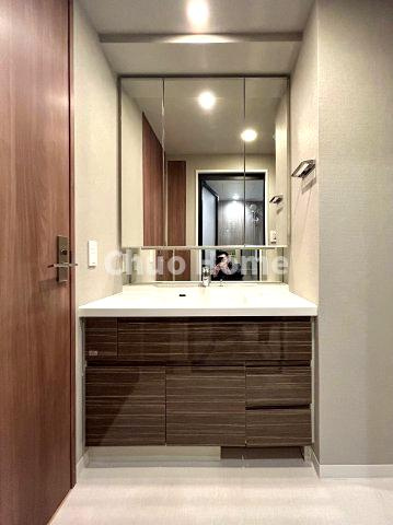 アーリアシティ一之江の独立洗面台|【洗面化粧台】洗面化粧台には三面鏡を採用。身だしなみを整えやすい事はもちろんですが、鏡の後ろに収納スペースを設ける事により、散らかりやすい洗面スペースをすっきりさせる事が出来るのも嬉しいですね