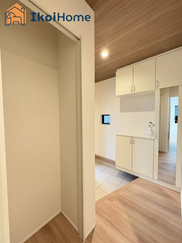 神戸市西区福吉台1丁目　新築戸建の居間・リビング|【ホームページに現地動画掲載中】●年中無休：当日予約可●シューズクローク完備！大変便利です！