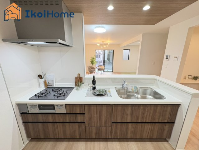 神戸市西区福吉台1丁目　新築戸建のキッチン|【ホームページに現地動画掲載中】●年中無休：当日予約可●三口コンロには火口にＳＩセンサーを搭載！