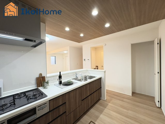 神戸市西区福吉台1丁目　新築戸建のキッチン|【ホームページに現地動画掲載中】●年中無休：当日予約可●キッチン同色のカップボードご依頼も承ります