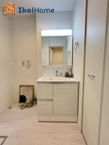 神戸市西区福吉台1丁目　新築戸建の洗面所|【ホームページに現地動画掲載中】●年中無休：当日予約可●洗面台はお化粧をする時に便利な3面鏡。