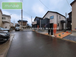 【外観】 | 小学校2分　中学校8分　SIC+WIC　松が丘　9号棟 | 「洗練されたデザインが映える外観です」