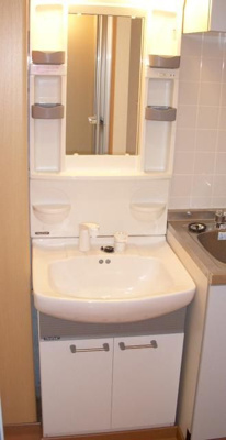 【独立洗面台】 | ヴェルステージ西川口 | 独立洗面台、小物を置くことができて便利です