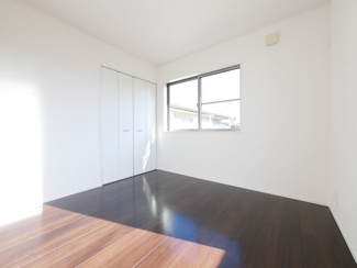 【洋室】 | 中央市中楯 平成24年築中古戸建 内装一新 南西角地 | 2階北側5.5帖洋室