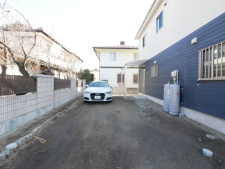 【駐車場】 | 中央市中楯 平成24年築中古戸建 内装一新 南西角地 | 上手に停めれば並列駐車も可能です。
