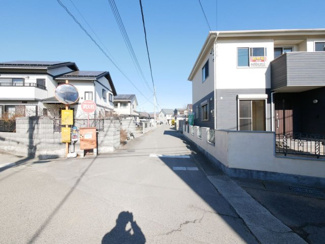 【前面道路含む現地写真】 | 中央市中楯 平成24年築中古戸建 内装一新 南西角地 | 西側前面道路