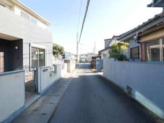 【前面道路含む現地写真】 | 中央市中楯 平成24年築中古戸建 内装一新 南西角地 | 南側前面道路
