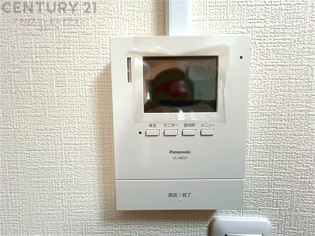 訪問者が来たときにテレビ画面で確認できるため、安心してドアを開けられます。録画機能があるものもあり、留守中に来訪者を記録しておくことができます。利便性が高く、セキュリティ面でも安心です。