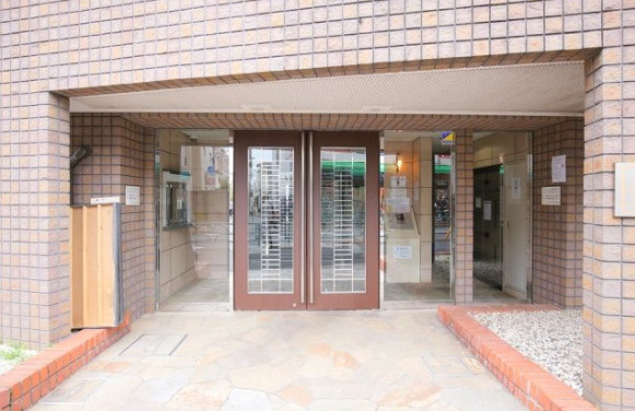 新宿区北新宿１丁目の賃貸マンションのエントランス