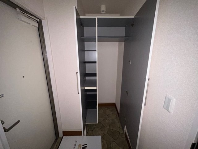 アミティエ（ﾖﾈﾔﾏﾁｮｳ）の玄関