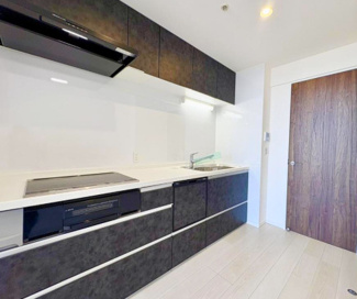 【キッチン】 | ビュータワー八王子 | 重厚感のあるダークトーンがお洒落な印象のシステムキッチン