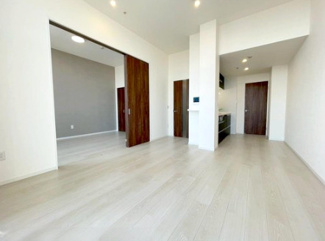 【居間・リビング】 | ビュータワー八王子 | 重厚感ある室内！インテリアも映えます。