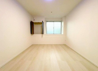 【洋室】 | ビュータワー八王子 | 西側の洋室はクローゼットの他にも収納がございます