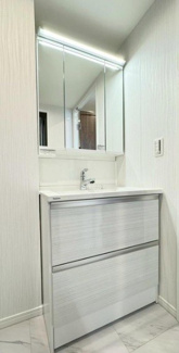 【独立洗面台】 | ビュータワー八王子 | 三面鏡付き洗面化粧台　朝の身支度もスムーズです