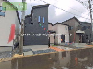 【外観】 | 小学校2分　中学校8分　SIC+WIC　松が丘　13号棟 | 販売現地
「洗練されたデザインが映える外観です」
