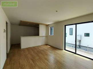 【居間・リビング】 | 小学校2分　中学校8分　SIC+WIC　松が丘　13号棟 | こちらのリビングで趣味の時間をお楽しみください　同タイプ　