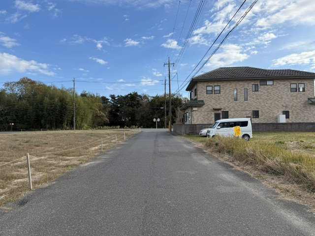 山武市島C区／建築条件付き売地の前面道路含む現地写真