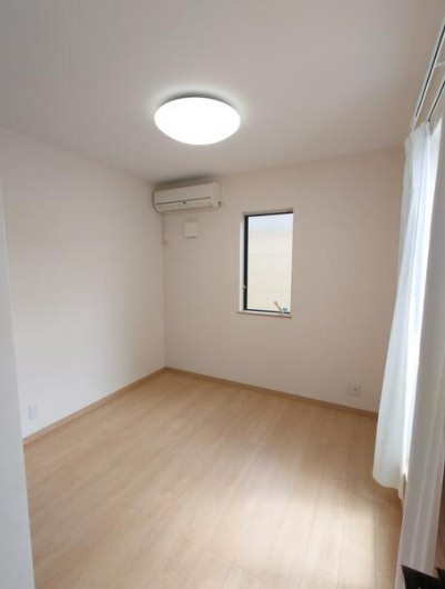 【中古】川越市的場中古住宅の洋室|2F 4.5帖洋室です！バルコニーに面しております☆