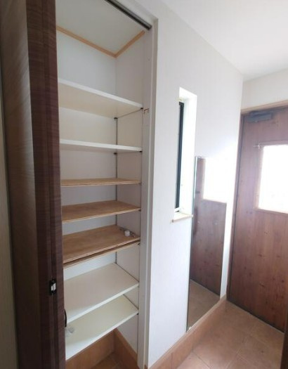 【中古】川越市的場中古住宅の玄関|玄関収納もたくさん入ります☆