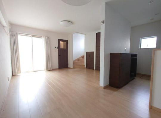 【中古】川越市的場中古住宅の居間・リビング|14.3帖の明るいLDKです☆