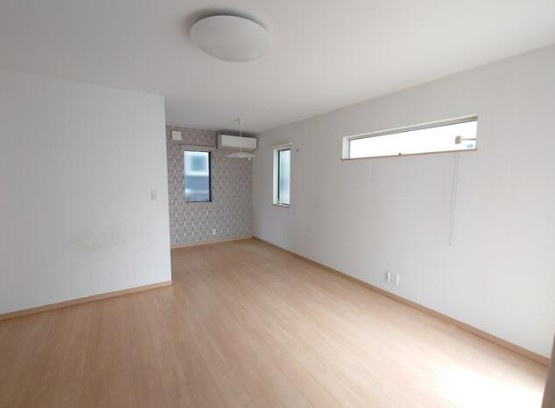 【中古】川越市的場中古住宅の居間・リビング|窓も多く採光・採風しっかりとれています！