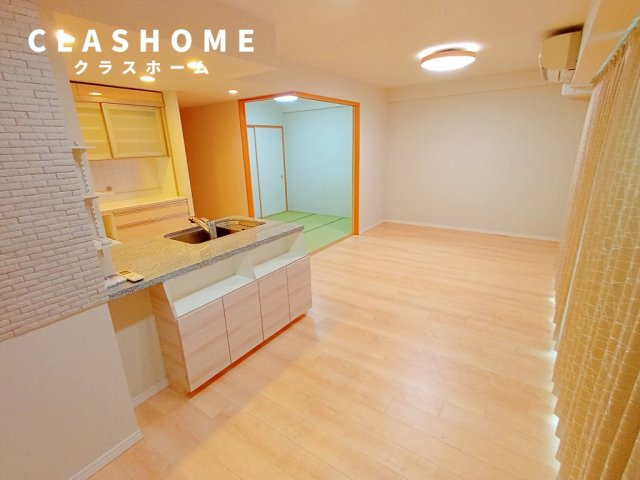 グランフォーリアの居間・リビング|同物件の別部屋になります。