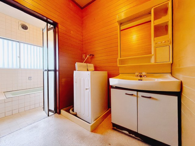 【中古戸建】高崎市後疋間町の独立洗面台|■洗面室｜大きな鏡で朝の身支度もラクラク♪毎日の忙しい準備が楽しくなる洗面所です(^^♪