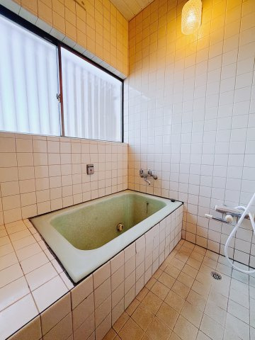 【中古戸建】高崎市後疋間町の浴室|■浴室｜デザイン性に優れた浴室♪1日の疲れを癒す、ゆったりとしたバスタイムをぜひお過ごしください(*＾＾*)大きな窓付きで嬉しい♪