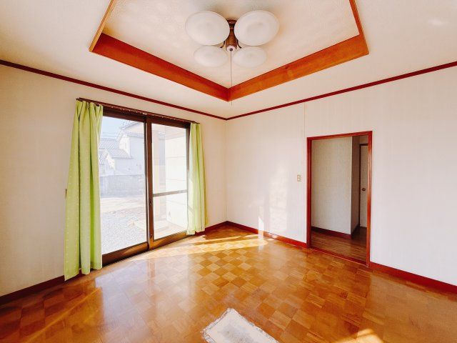 【中古戸建】高崎市後疋間町の洋室|■洋室｜洋室には大きな窓をご用意しています。日中はあたたかな日差し差し込み自分時間も充実できますね＾＾