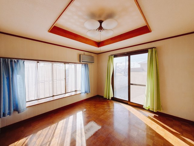 【中古戸建】高崎市後疋間町の洋室|■洋室｜2面採光で明るい1階の洋室。全部屋フローリングなので、お掃除がしやすいです♪大きな収納もあって嬉しい！