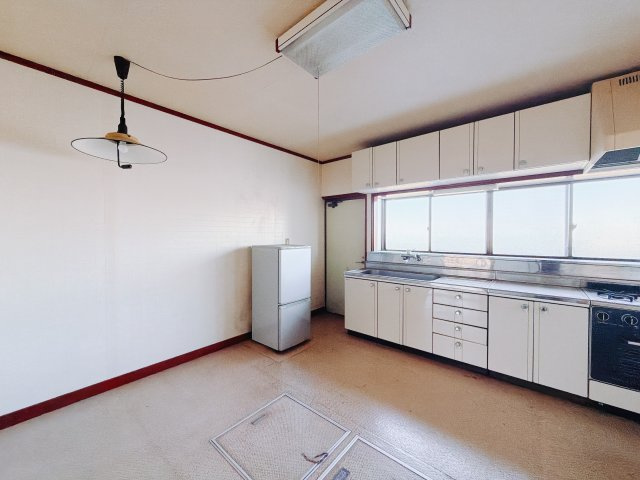 【中古戸建】高崎市後疋間町の居間・リビング|■ダイニング｜忙しい朝でもご家族そろってお食事を楽しんでいただける、ゆとりあるダイニングスペース。ダイニング横にはご家族のワークスペース「スタディカウンター」をご用意しました( ＾＾ )