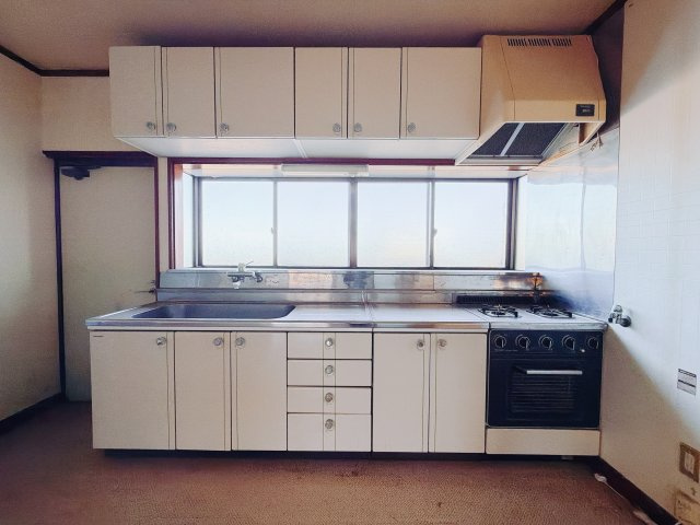 【中古戸建】高崎市後疋間町のキッチン|■キッチン｜ワークトップの幅が広く、お子様といっしょにお料理をつくったり、ちょっとしたパーティーも楽しめます。フラットなのでお掃除がしやすいのもポイントです♪