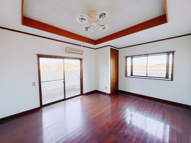 【中古戸建】高崎市後疋間町の洋室|■洋室｜窓から射し込む陽射しが縦横に広がり、あたたかな空間が形づくられています。ここはご家族の笑顔集まる憩いの空間です( ＾＾ )