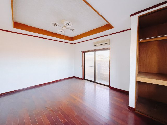 【中古戸建】高崎市後疋間町の洋室|■洋室｜時の流れと共に陽射しは装いを変え空間に新たな彩りを与えます。一日中家に居ても飽きることなく過ごすことができる素敵な空間です♪