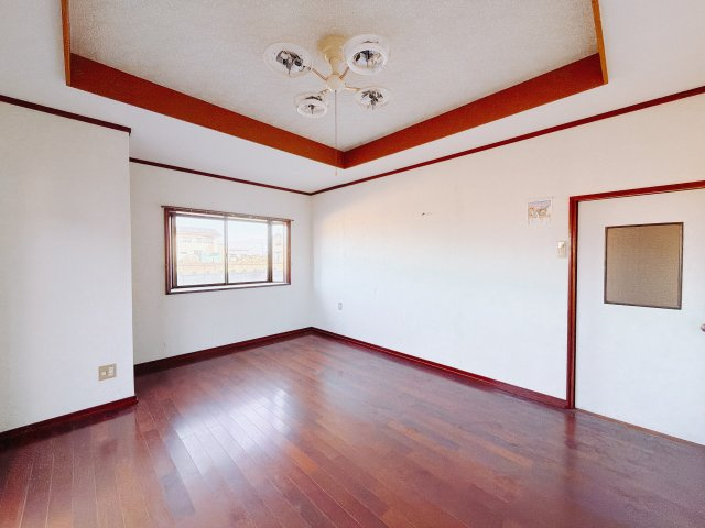 【中古戸建】高崎市後疋間町の洋室|■洋室｜陽当たり良好の空間♪賃貸では叶わなかった、お友達とのホームパーティや大音量で映画やテレビを楽しむことができます(*^^*)
