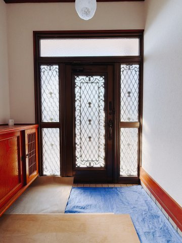 【中古戸建】高崎市後疋間町の玄関|■玄関｜「玄関から、我が家を心地よく。自然の風や光を感じられる気持ちのいい玄関へ。」永く居心地のいい暮らしを演出する快適性能と安心を両立させたドアを採用しました！