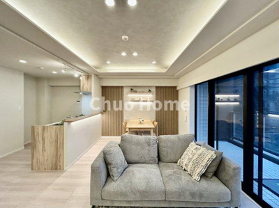 【キッチン】 | グラントレゾール駒形 | 視界に広がりを生むオープンなキッチン。料理や片付けをしながら、家族との会話を楽しんだり、リビングで遊ぶ子どもを見守れます。ご見学時には家具の配置などもイメージしながらぜひご覧になって見て下さい。