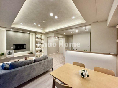 【ダイニング】 | グラントレゾール駒形 | 【ダイニング】忙しい朝でも、しっかり家族が揃って食事をして頂けるゆとりある大きさのダイニングスペース。奥様が作る手料理をカウンター越しに受けとって頂き、テーブルで囲む素敵な時間を存分に愉しんで下さい。