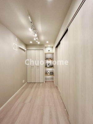 【寝室】 | グラントレゾール駒形 | 【寝室】心と体をゆったりと安らげる主寝室。寝室のゆとりが大きい分だけ、暮らしの安らぎは深まります。一日の疲れを癒すだけでなく、ご夫婦の親密な語らいを紡ぎ出します