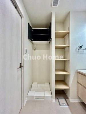 【ランドリースペース】 | グラントレゾール駒形 | 【ランドリースペース】担当者がスケールを持ち歩いておりますので、ご見学時には現在お使いの洗濯機などがきちんと収まるかなどもチェックして下さい。見学前に測っておくと非常に便利だと思います。