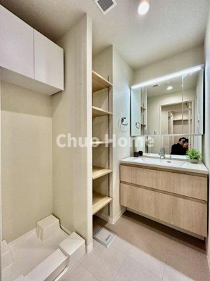 【脱衣所】 | グラントレゾール駒形 | 【洗面所】明るい洗面所は朝をすっきりさせてくれる空間です。バタバタしている忙しい朝でも収納が多い洗面台では短い時間で効率良く支度ができます。