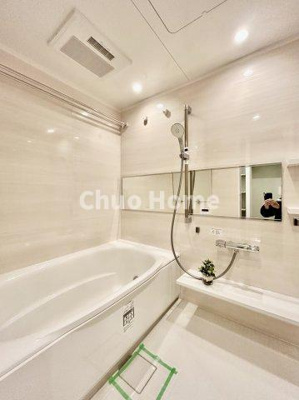 【浴室】 | グラントレゾール駒形 | 【バスルーム】暖房換気乾燥機付きシステムバスルーム。暖房・冷風・換気・乾燥など、毎日を快適に過ごせるうれしい機能が揃っています。雨の日の洗濯物も安心です。