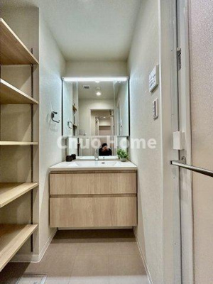 【独立洗面台】 | グラントレゾール駒形 | 【洗面化粧台】洗面化粧台には三面鏡を採用。身だしなみを整えやすい事はもちろんですが、鏡の後ろに収納スペースを設ける事により、散らかりやすい洗面スペースをすっきりさせる事が出来るのも嬉しいですね