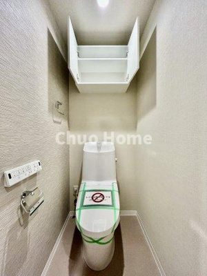 【トイレ】 | グラントレゾール駒形 | 【トイレ】 収納スペースをしっかりと確保した温水洗浄便座機能付きトイレ。温水洗浄便座は清潔にお使いいただくための大切なアイテムです。