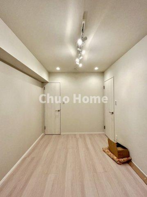 【洋室】 | グラントレゾール駒形 | 【洋室】快適に過ごす条件は、一人ひとり違います。だからこそ飾り過ぎないシンプルな内装と偏り過ぎないデザインで統一しております。居住していく中でオーナー様だけの【マイホーム】に創り上げて下さい