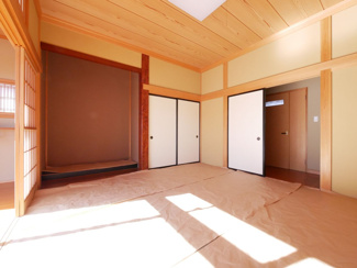 【和室】 | 甲斐市竜王 内外装一新 平成12年築中古戸建 敷地広々88坪 | 1階和室7.5帖　廊下と広縁に囲まれたお部屋です。
