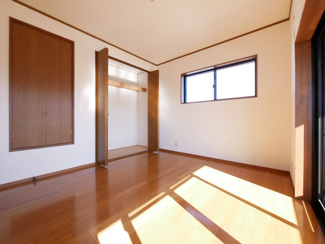 【洋室】 | 甲斐市竜王 内外装一新 平成12年築中古戸建 敷地広々88坪 | 2階洋室7帖　リフォームで太年綺麗なお部屋です。