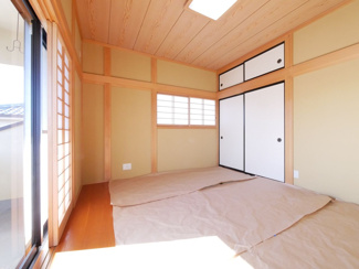 【和室】 | 甲斐市竜王 内外装一新 平成12年築中古戸建 敷地広々88坪 | 2階　和室6.5帖　南に面する明るいお部屋