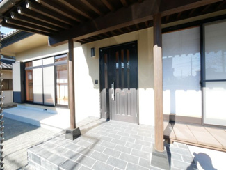 【玄関】 | 甲斐市竜王 内外装一新 平成12年築中古戸建 敷地広々88坪 | 玄関扉は交換履歴あり　親子扉です。
